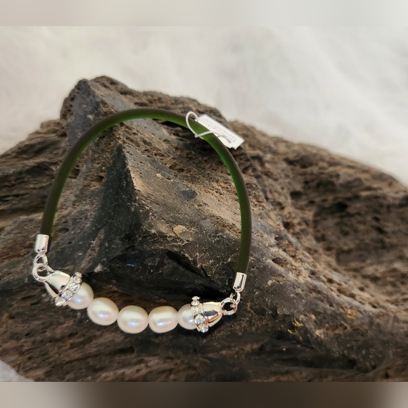 NWT Lia Sophia Green cut crystal and Pearl bracelet - Picture 9 of 9